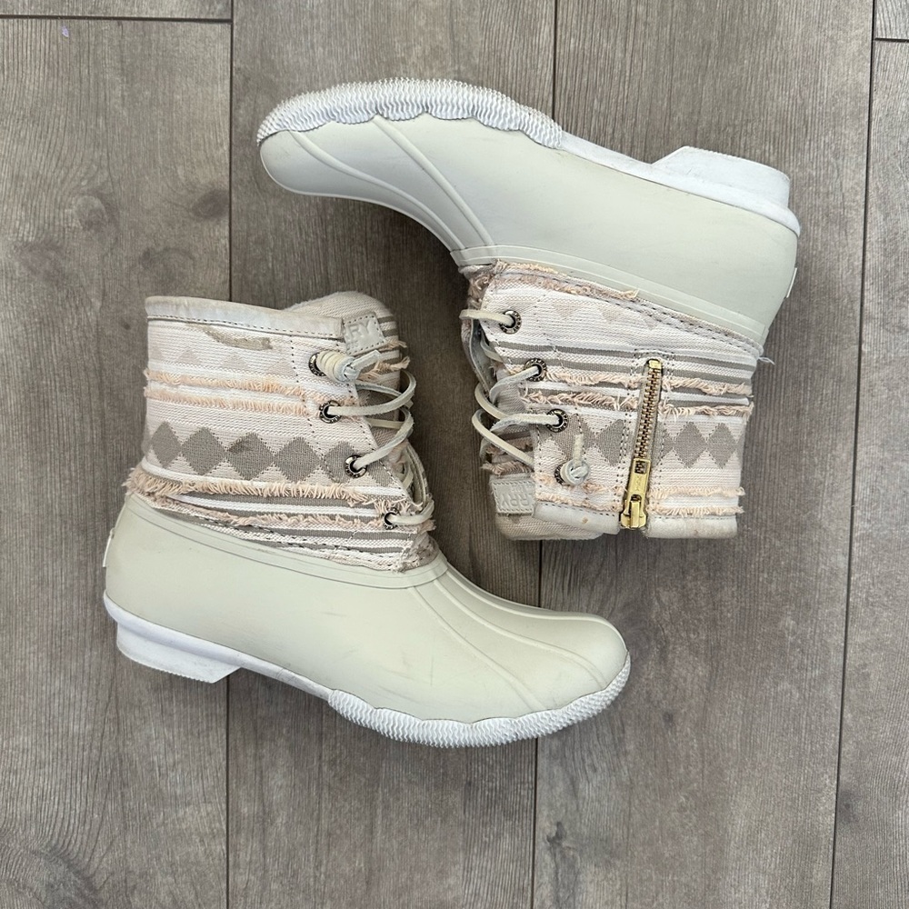 Sperry sz 6 Women’s Saltwater Rainboot - boho
Size 6
Retail $100